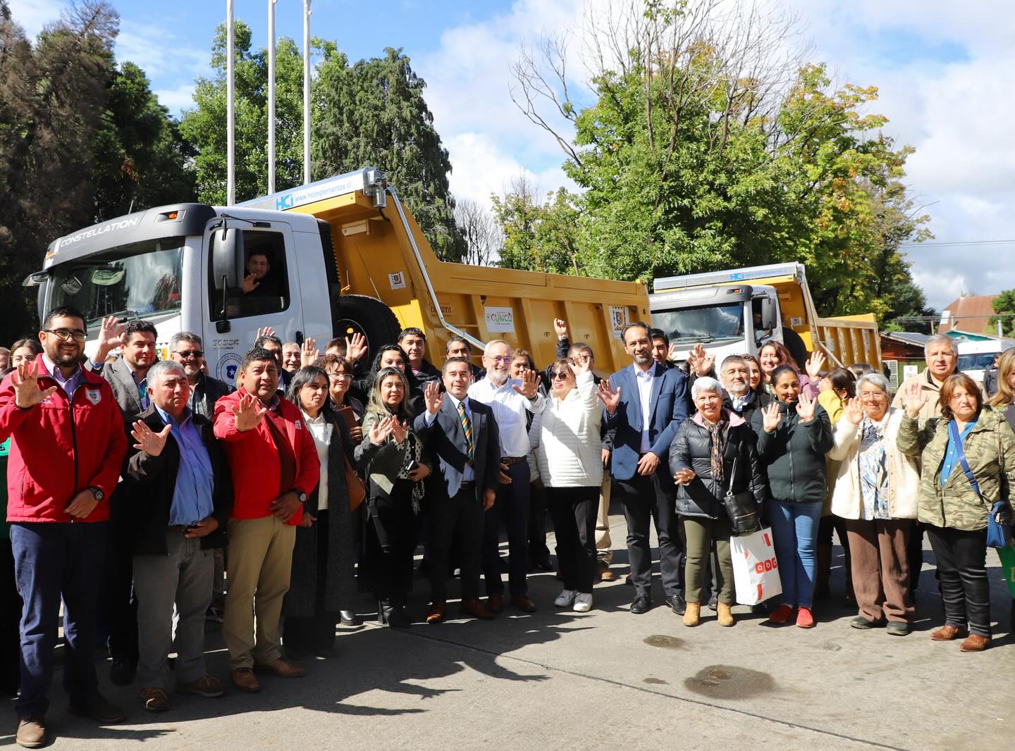 Cunco recibe nuevos camiones para mantenimiento vial