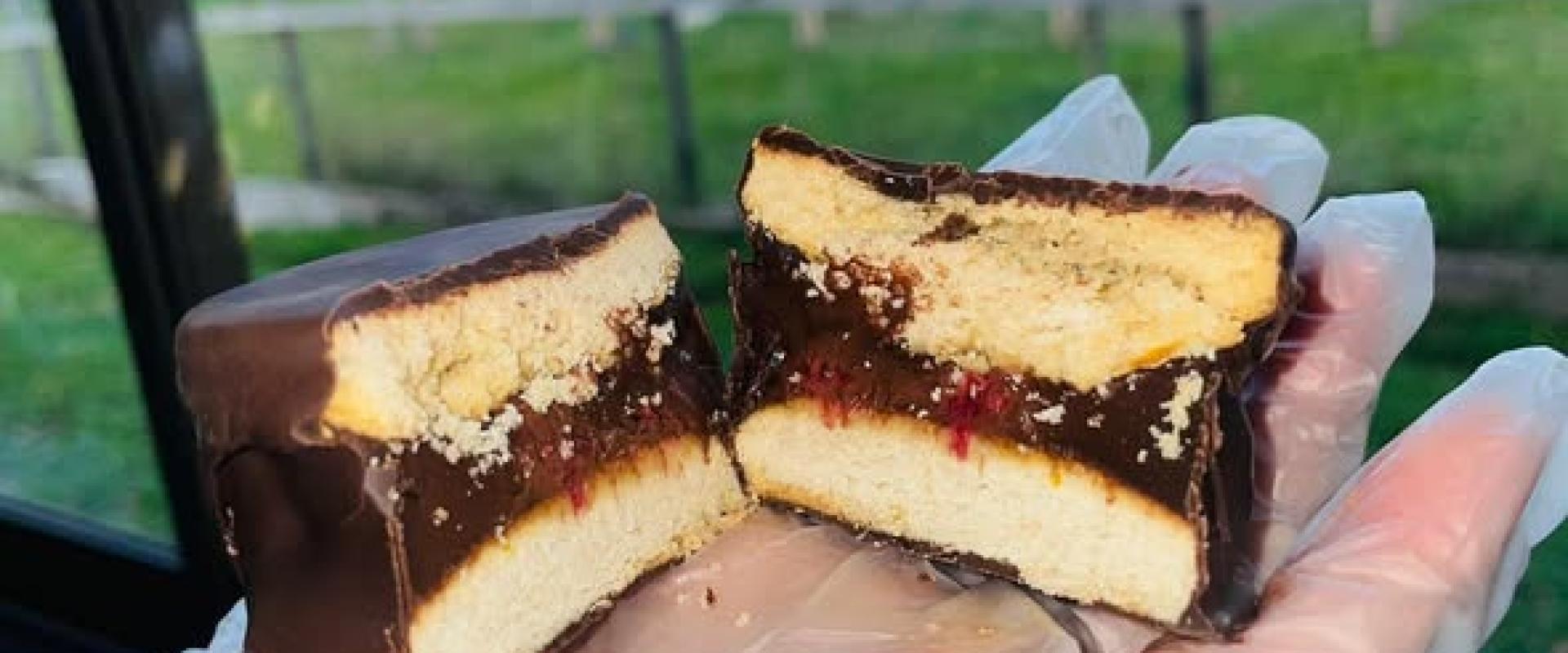 Alfajores caseros de manjar trufa y frambuesa