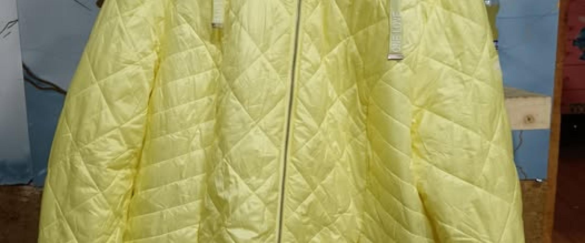 Parka acolchada amarilla talla L