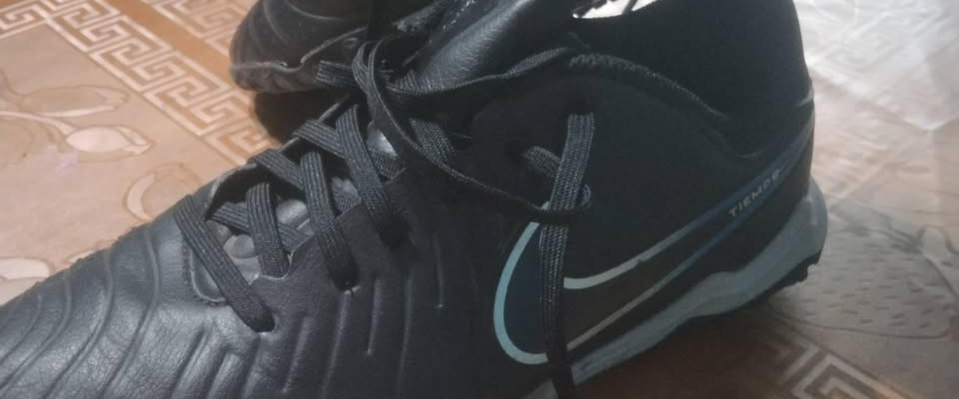 2 pares de zapatos Nike talla 37.5