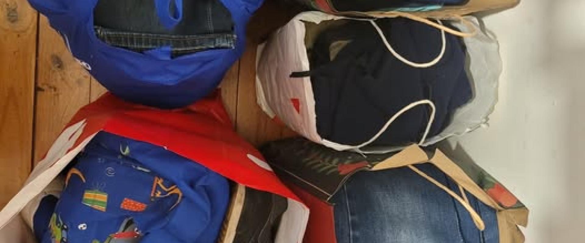 Lote de 5 bolsas de ropa adulto y niño con zapatillas