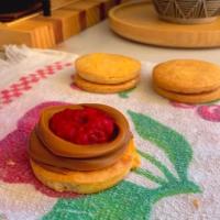 Alfajores caseros de manjar trufa y frambuesa
