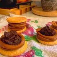 Alfajores caseros de manjar trufa y frambuesa
