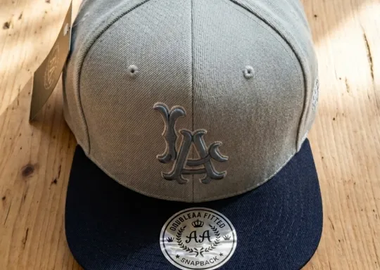 Gorra LA Snapback Gris Arena Visera Azul Navy | Double AA Fitted Chile