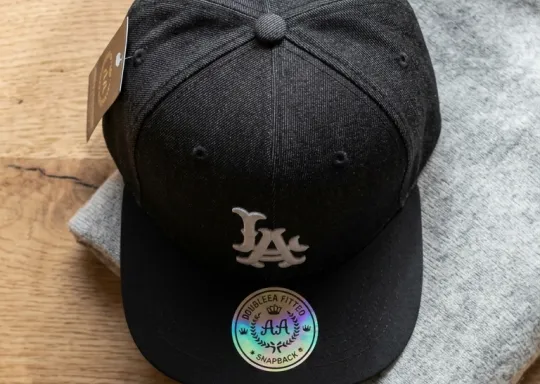 Gorra LA Snapback Negro Tono a Tono | Double AA Fitted Chile — Stealth Edition