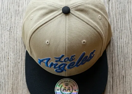 Gorra Los Angeles Snapback Khaki Visera Negra | Double AA Fitted Chile — Script Edition