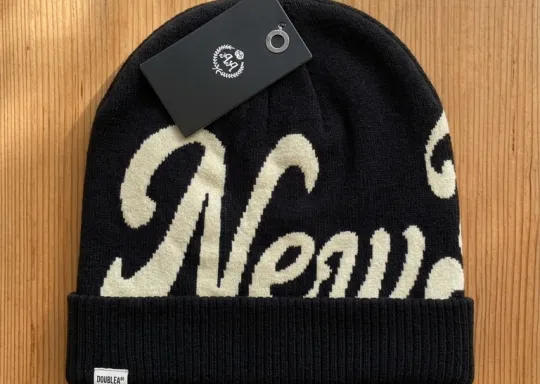 Gorro Beanie Negro New York Script | Double AA Fitted Chile — Statement Piece