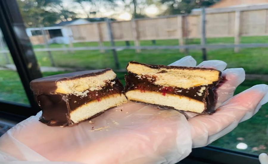 Alfajores caseros de manjar trufa y frambuesa