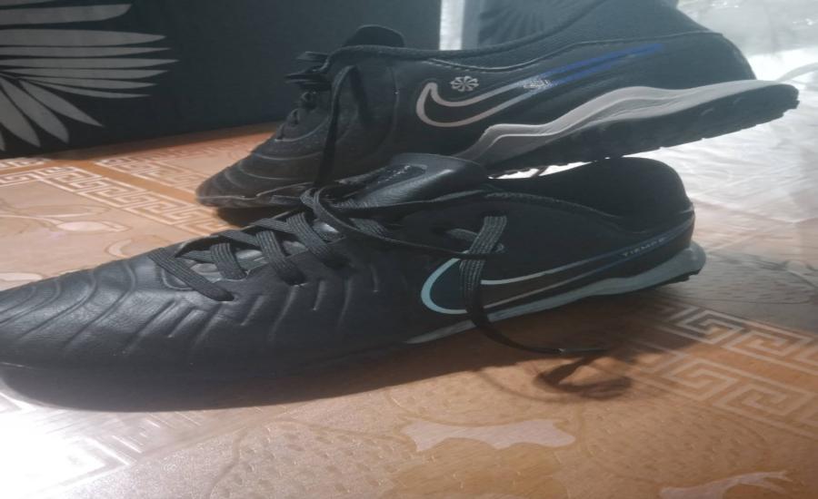 2 pares de zapatos Nike talla 37.5