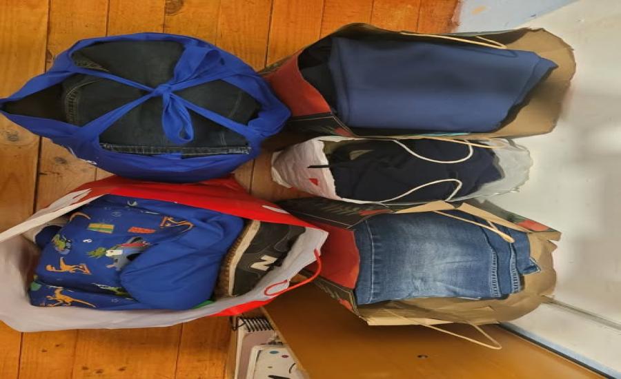 Lote de 5 bolsas de ropa adulto y niño con zapatillas
