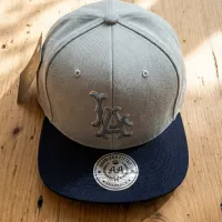 Gorra LA Snapback Gris Arena Visera Azul Navy | Double AA Fitted Chile